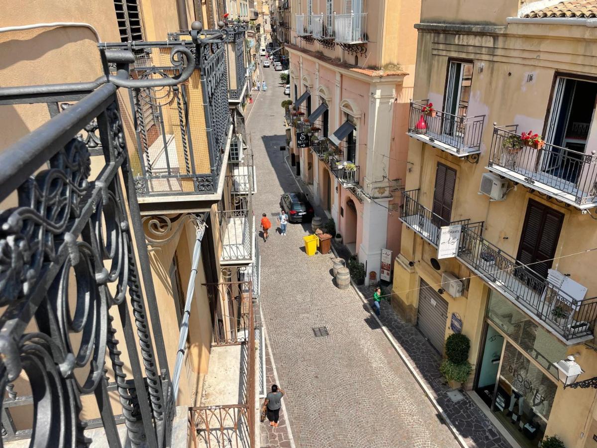 2 Apartments - Akragas Home 1 & 2 On Via Atenea City Center With View Agrigento Exterior photo